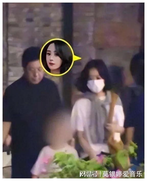 疑似赵丽颖和神秘男子带儿子郊游